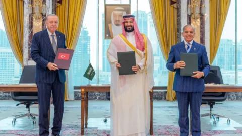 السعودية وتركيا وباكستان.. لماذا اختارت هذه الدول بناء تحالف دفاعي الآن؟