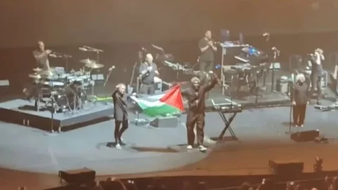 حظر فرقة “ماسيف أتاك” البريطانية بسبب رفع العلم الفلسطيني
