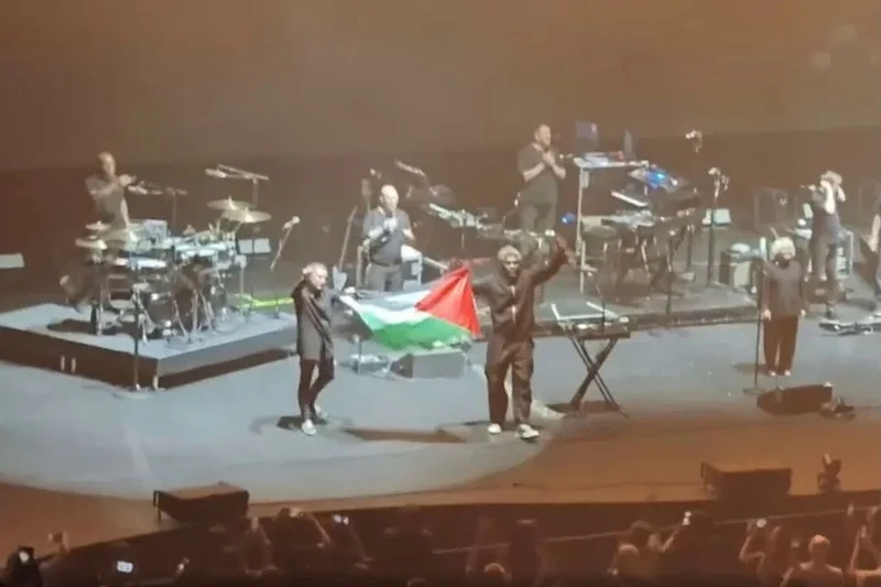 حظر فرقة “ماسيف أتاك” البريطانية بسبب رفع العلم الفلسطيني