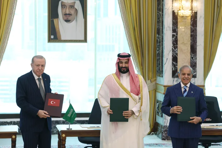 توقيع اتفاقية دفاع مشترك بين السعودية وباكستان وتركيا