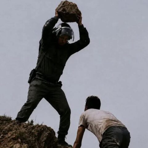 مشهد يهز الضمير بسبتة.. عنصر من القوات العمومية يعتدي على شاب أعزل بحجارة كبيرة فوق منحدر صخري