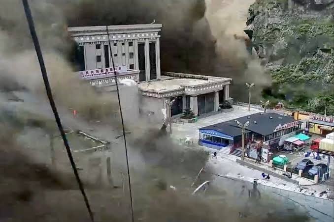 160 قتيلا ومئات المفقودين جراء فيضانات على الحدود بين النيبال وإقليم التيبت