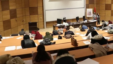 رسوم “التوقيت الميسر”.. دحمان: فرض الأداء على الموظفين غير قانوني