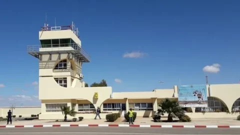 رحلات جوية بين تل أبيب وطانطان وتقرير يربطها بالتحضير لقوة الاستقرار في غزة