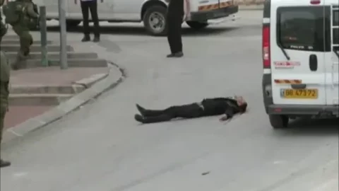 الرئيس الإسرائيلي يعفو عن جندي “أعدم” فلسطينيا جريحا