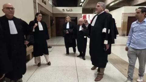 رغم قرار التوقف عن العمل.. محامون بالبيضاء يعودون إلى المحكمة ويعلنون رفضهم للقرار