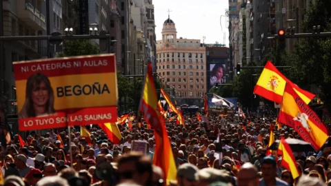 آلاف يتظاهرون في مدريد احتجاجا على أزمة سبتة ويطالبون بانتخابات مبكرة