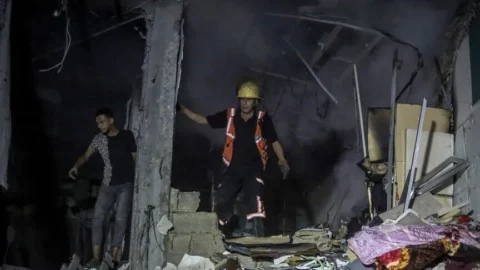 انتشال رفات 55 فلسطينيا من أنقاض منزل دمره الاحتلال خلال الإبادة بغزة