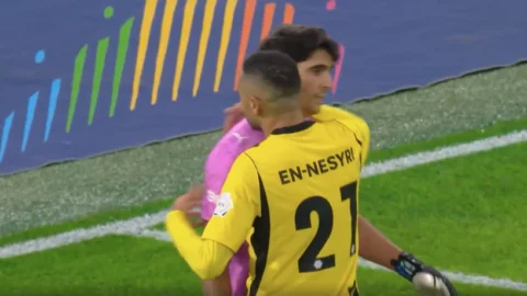 بعد لقطة العناق.. بونو يتغنى بجمال كرة القدم أمام النصيري