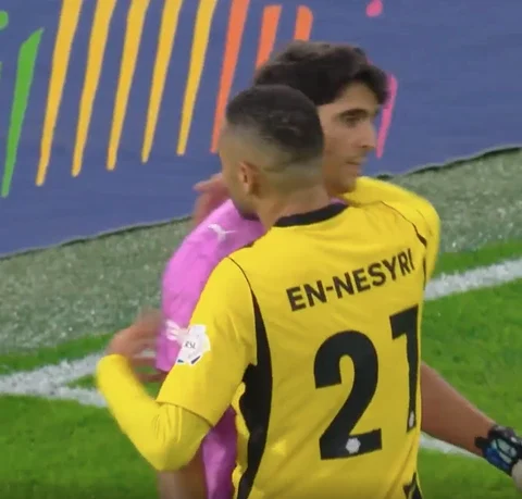 بعد لقطة العناق.. بونو يتغنى بجمال كرة القدم أمام النصيري