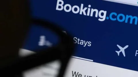 حجز الفنادق.. المفوضية الأوروبية تحقق مع “بوكينغ” بشأن إعلانات احتيالية