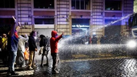 آلاف المحتجين يتظاهرون في إيطاليا وسط إجراءات أمنية مشددة