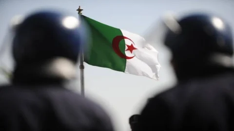 الجزائر تعلن توقيف 61 مغربيا وتتهمهم بالتخطيط لأعمال تخريبية