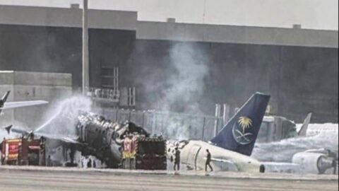 مقتل 3 سعوديين بينهم طيار في هجومين للحوثيين استهدفا مرافق وطائرة بمطار الرياض