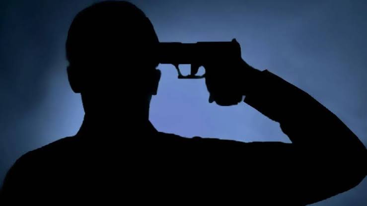 سيدي بنور.. شرطي ينهي حياته بسلاحه الوظيفي بعد التحقيق معه في اتهام بالاعتداء على قاصر