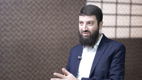 “ملّي جا يكحّل ليها، عماها”.. طلال لحلو ينتقد رفع “ضريبة المحروقات” إلى 40 في المئة