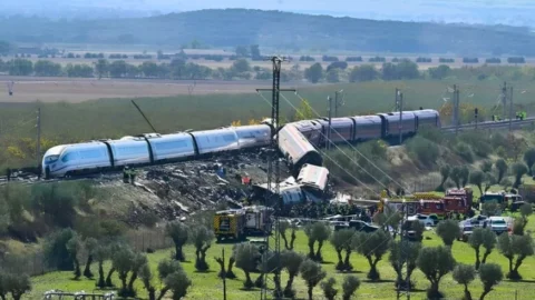 حداد في إسبانيا بعد مقتل 69 شخصا باصطدام قطارين