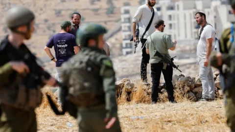 مستوطنون يهاجمون سيارات دبلوماسيين أوروبيين في الضفة الغربية