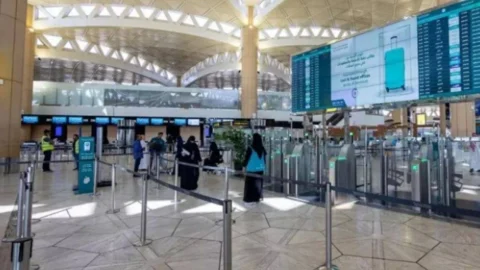 مطار الرياض يدعو المسافرين إلى “التحقق من رحلاتهم” قبل التوجه إليه